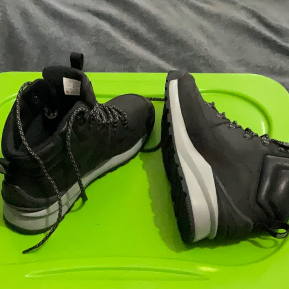**NORTHFACE mens size 9.5 boots